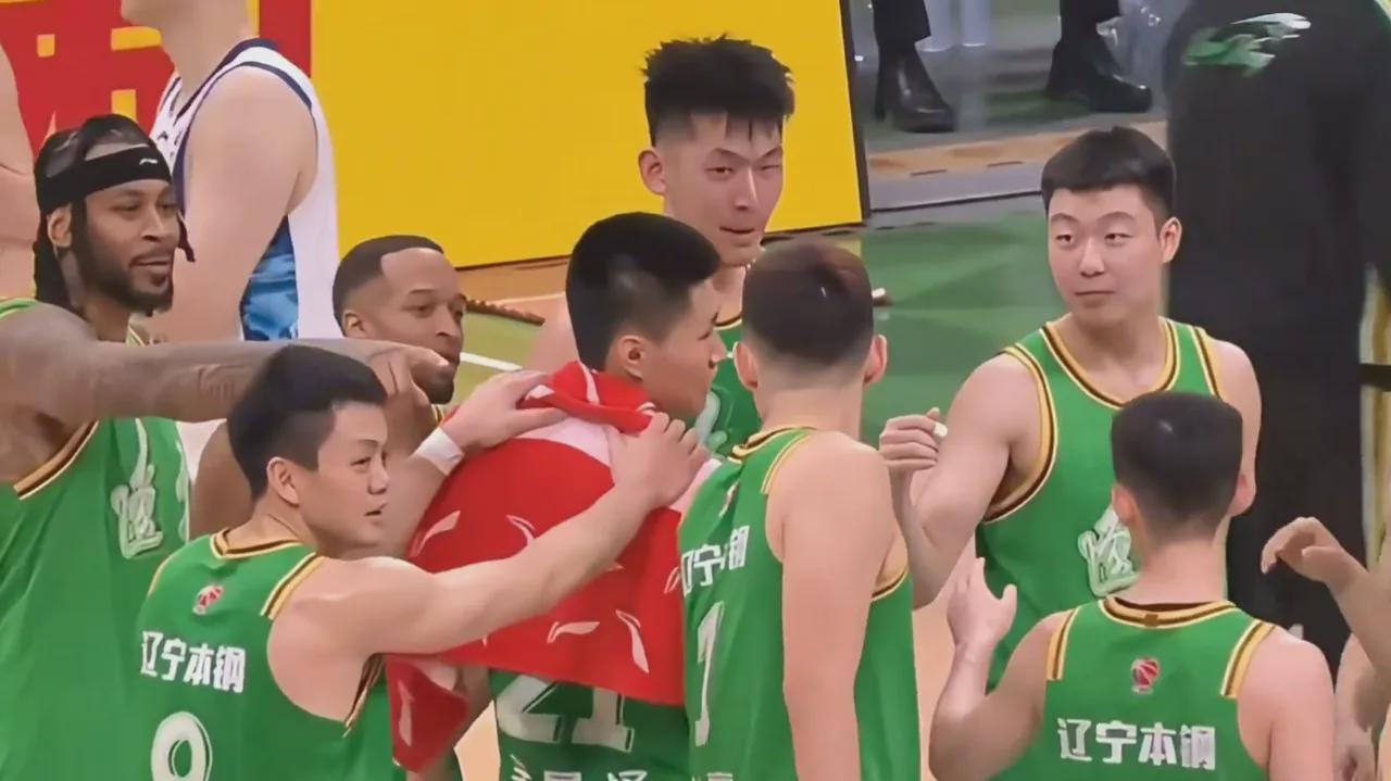 时隔458天！前NBA旧将回归！辽粤大战火了，杨鸣下台后球队6胜1负